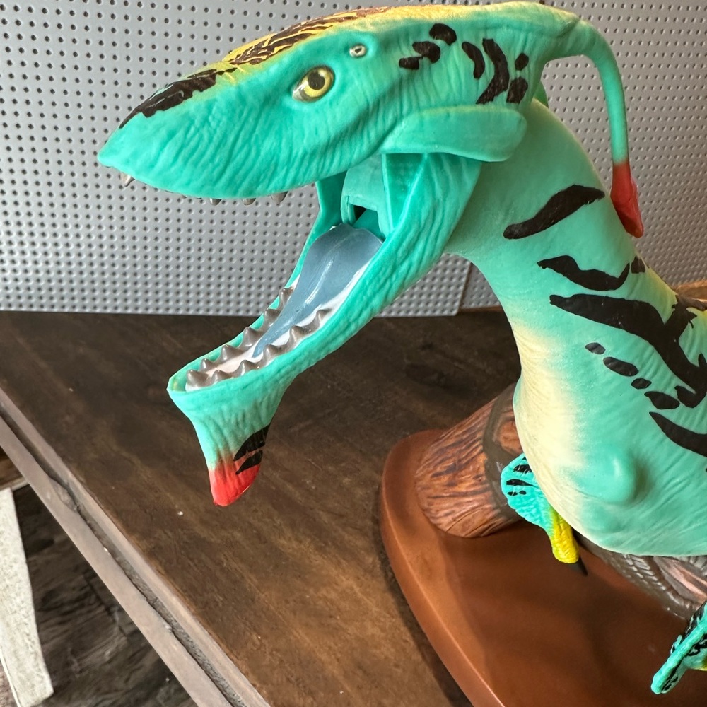 Pandora – The World of Avatar Interactive Banshee Toy green/yellow with perch. - Picture 3 of 6